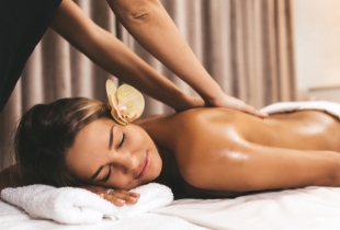 Massagem Nuru: O que é e como os casais podem experimentar em segurança?